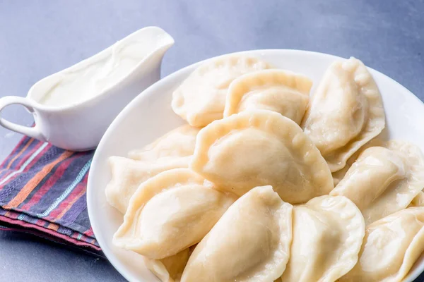 Gekochte Knödel Mit Füllung Und Soße Auf Dem Teller Dampf — Stockfoto