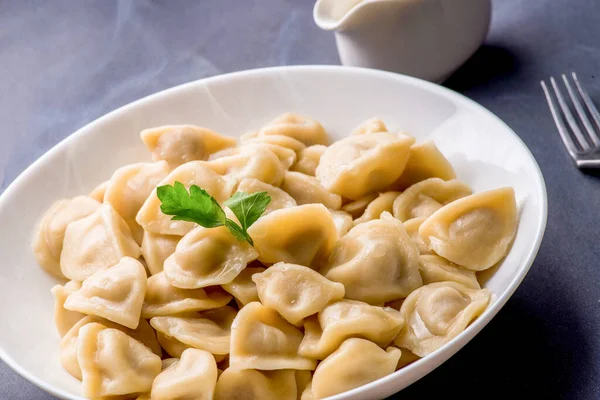 Gekochte Knödel Mit Füllung Und Soße Auf Dem Teller Dampf — Stockfoto