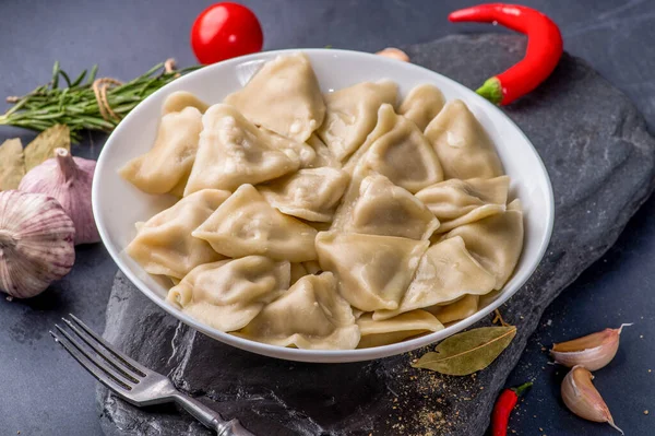 Gekochte Knödel Mit Füllung Und Soße Auf Dem Teller Dampf — Stockfoto