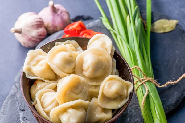 Gekochte Knödel Mit Füllung Und Soße Auf Dem Teller Dampf — Stockfoto