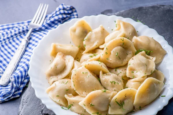 Gekochte Knödel Mit Füllung Und Soße Auf Dem Teller Dampf — Stockfoto