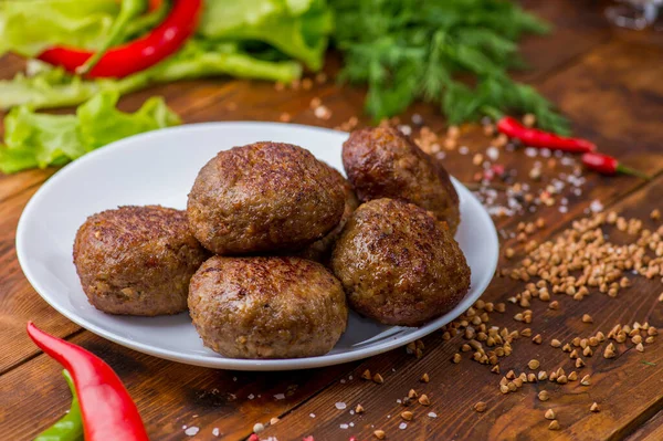 Schnitzel Auf Einem Weißen Teller Auf Dem Hintergrund Von Gemüse — Stockfoto