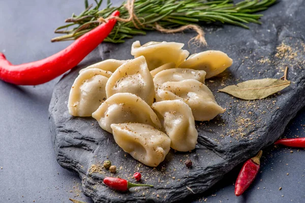 Gekochte Knödel Mit Füllung Und Soße Auf Dem Teller Dampf — Stockfoto