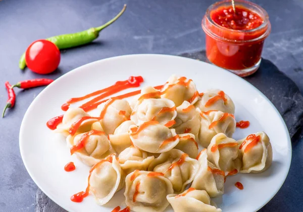 Gekochte Knödel Mit Füllung Und Soße Auf Dem Teller Dampf — Stockfoto