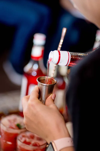 Barkeeper Gießt Flüssigkeit Die Jigger Barkeeperin Bereitet Cocktail Einer Cocktailbar — Stockfoto