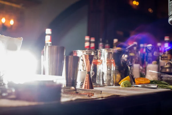 Barmann Bereitet Cocktail Einer Cocktailbar — Stockfoto
