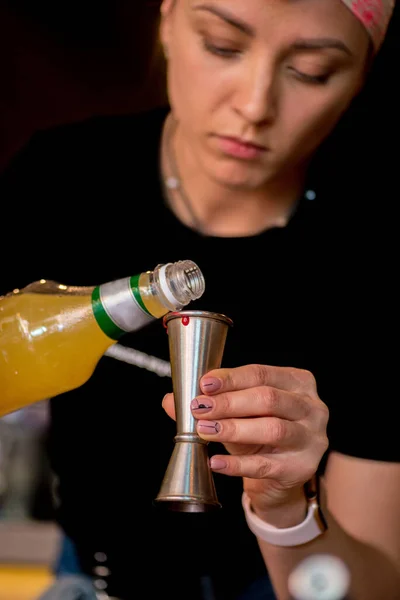 Barman Verse Liquide Dans Gigue Bar Féminin Préparant Cocktail Dans — Photo