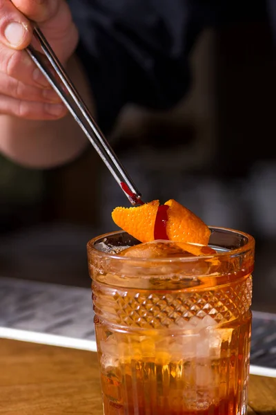 Barista Prepara Cocktail — Foto Stock
