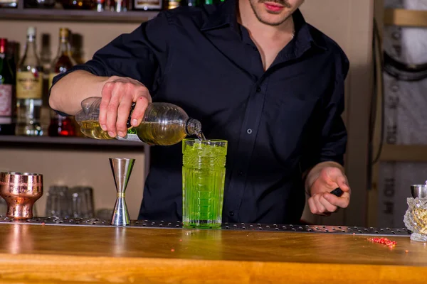 Bartender Menyiapkan Koktail — Stok Foto