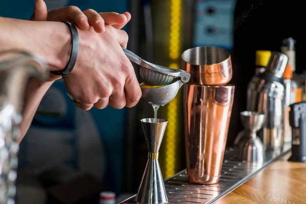 Barman Prepara Coquetel — Fotografia de Stock