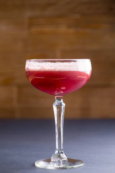 Cocktail Lumineux Sur Bar — Photo