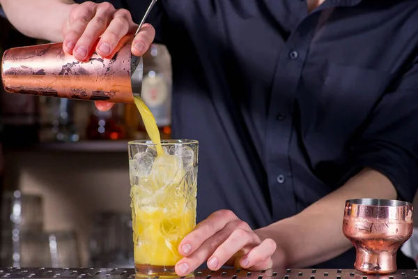 Barista Prepara Cocktail — Foto Stock