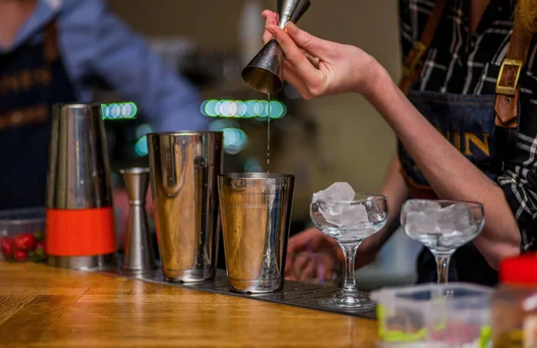 Bartender Menyiapkan Koktail — Stok Foto