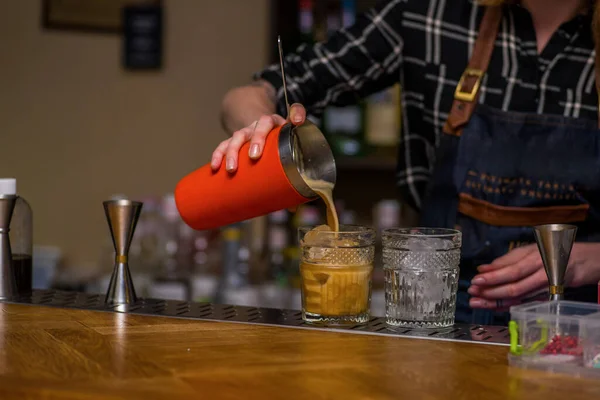 Bartender Menyiapkan Koktail — Stok Foto