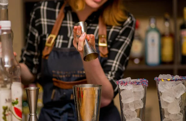 Barman Prépare Cocktail — Photo
