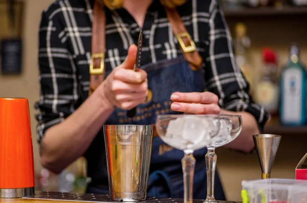 Barman Prépare Cocktail — Photo