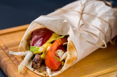 Sebze ve et serpiştirilmiş gira.