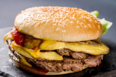 Biftek ve soslu hamburger.