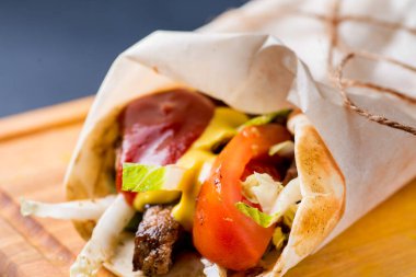 Sebze ve et serpiştirilmiş gira.