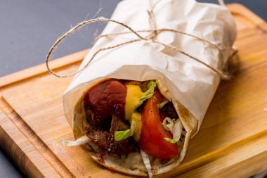 Sebze ve et serpiştirilmiş gira.