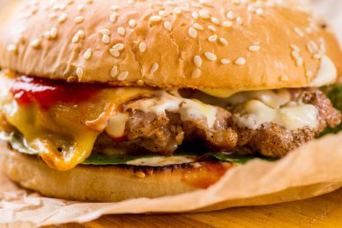 Biftek ve soslu hamburger.