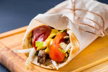 Sebze ve et serpiştirilmiş gira.