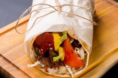 Sebze ve et serpiştirilmiş gira.