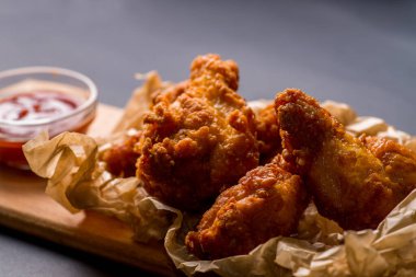Kızarmış tavuk kanadı ve ketçap.