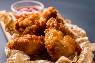 Kızarmış tavuk kanadı ve ketçap.