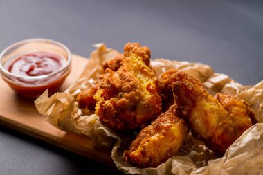 Kızarmış tavuk kanadı ve ketçap.
