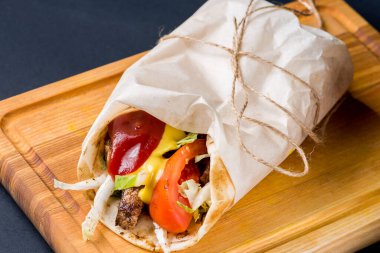 Sebze ve et serpiştirilmiş giros.