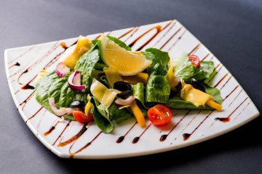 Erimiş peynirli sebze salatası.