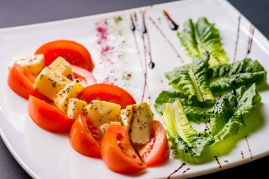 İtalyan caprese salatası, mozzarella ve soslu domatesler.