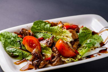 Etli salata ve sos.