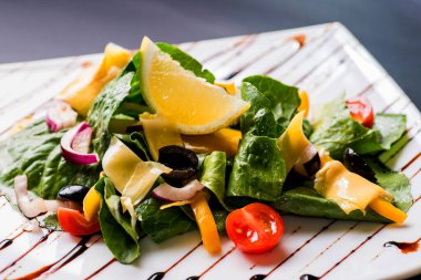 Erimiş peynirli sebze salatası.