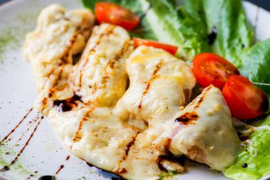 Peynirli ve sebzeli tavuk pirzolası.