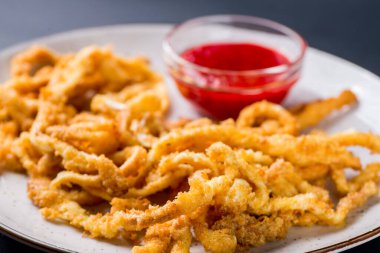 Domates soslu kızarmış kalamar halkaları.