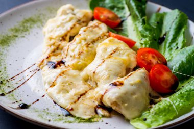 Peynirli ve sebzeli tavuk pirzolası.