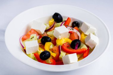 Peynirli sebze salatası.