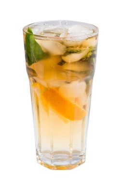 Beyaz arka planda buz, nane ve meyve parçalarıyla bir bardak soğuk meyve kokteyli.