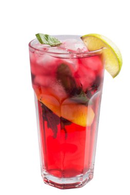 Beyaz arka planda buz, nane ve meyve parçalarıyla bir bardak soğuk meyve kokteyli.