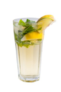 Beyaz arka planda buz, nane ve meyve parçalarıyla bir bardak soğuk meyve kokteyli.