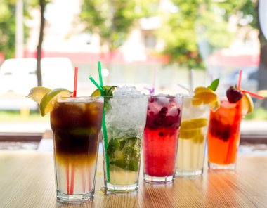 Buzlu, naneli ve beyaz arka planda meyve parçalı soğuk meyve kokteyli.