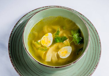 Çorba beyaz tabakta