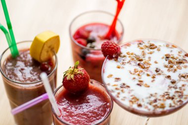 Beyaz arka planda bir bardak smoothie.