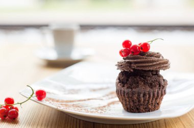 Beyaz servis tabağında kırmızı üzümlü klasik kekler.