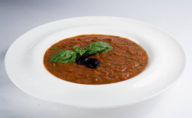 Çorba beyaz tabakta