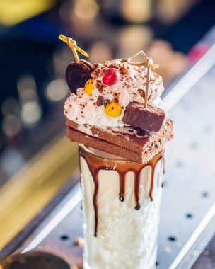 Barda güzel bitmiş milkshake.