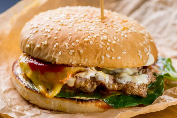 Biftek ve soslu hamburger.