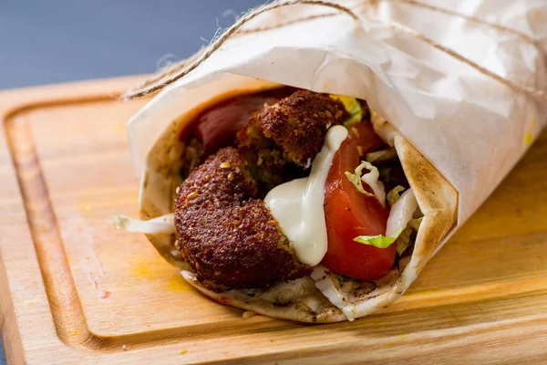 Giras Mit Gemüse Und Falafel Bestreut Mit Soßen — Stockfoto